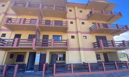 Apartamento a 20 metros do mar localizado na avenida beira mar, no centro de arroio do sal, o apartamento oferece a combinação ideal de conforto e conveniência.