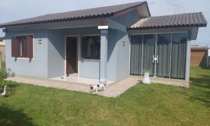 Localizada no balneário quatro lagos em arroio do sal/rs, esta casa de 110m² oferece um ambiente acolhedor com dois dormitórios .