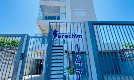 Localizado no centro de arroio do sal. a apenas 490metros da praia e 120metros do centro, você terá fácil acesso a mercados e comércio em geral.