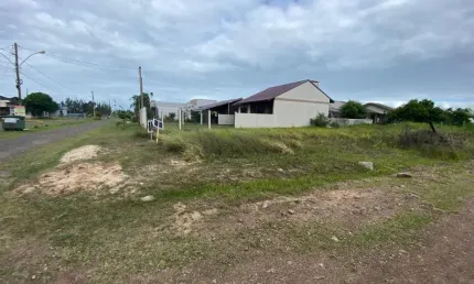 Imóvel localizado no balneário âncora em arroio do sal/rs. terreno de esquina pronto para construir e excelente local para moradia.