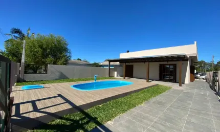 Casa com 2 dormitórios e amplo pátio no centro de arroio do sal, ideal para quem busca conforto, praticidade e qualidade de vida no litoral.