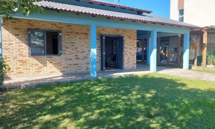 Casa à venda no balneário bom jesus em arroio do sal. excelente casa com 3 dormitórios, 2banheiros sociais.