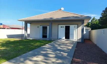 Casa à venda no balneário lagoa do camboim em arroio do sal. excelente casa com 2dormitórios, sendo 1 suíte, e 1 banheiro social.