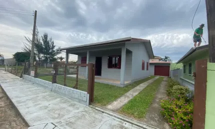 Casa localizado no balneário figueirinha em arroio do sal/rs. residência com 130m² a duas quadrasdo mar.