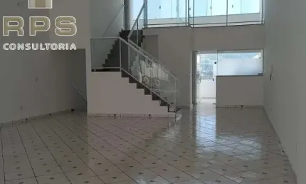 Salão com 277,64 m², copa com gabinete planejado, e 02 banheiros, sendo 01 para PcD;  Mezanino com 49,01 m², com sala de reunião, e 01 banheiro