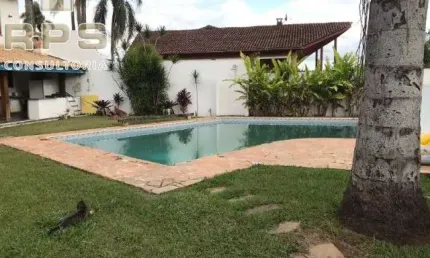 Oportunidade na Vila Santista, casa com 924m² de terreno, 3 quartos sendo 1 suite, edícula, área de lazer com piscina, churrasqueira, jardim, quintal!
