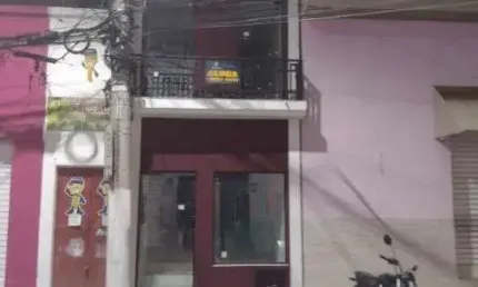 Salão comercial para locação no Centro de Atibaia . Excelente localização .  Salão tipo sobrado sendo na parte térrea com 02 banheiros.