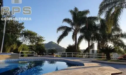 Casa linda à venda no Condominio Flamboyant, com 818m² de área construída, 6 quarjtos, 8 banheiros, vaga para 8 carros, perto de tudo!
