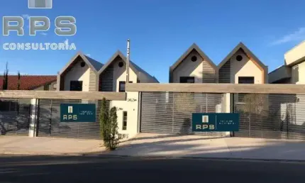 Casa a venda no Jardim dos Pinheiros Atibaia SP, comprar Sobrado com  02 Suítes (sendo uma suíte master com espaço para closet) e sacada com vistas