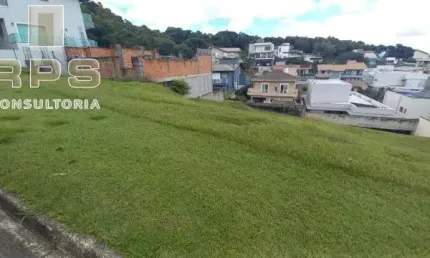 Oportunidade! Terreno no Condomínio Água Verde com leve declive, porém vista maravilhosa e excelente metragem, 450m², localizado dentro da cidade!