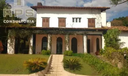 Casa  venda-adega, piscina, casa de caseiro, canil, bosque, salão de jogos, churrasqueira, toda avarandada , acabamento em mármore e granito.