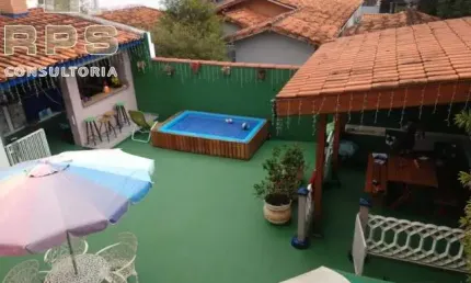 Casa a venda no centro de Atibaia  Com 05 dormitórios amplos, sala de estar e jantar espaçosas, copa e cozinha planejada, 4 banheiros e lavabo