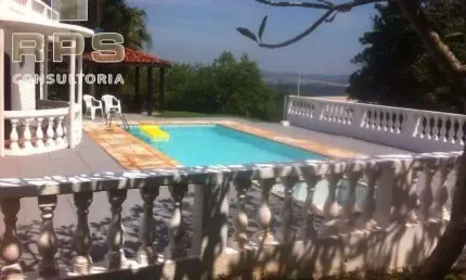 Chacara a venda , com 3 dormitórios, sendo uma suíte, além de um lavabo, sala ampla, cozinha equipada, churrasqueira, piscina, pomar e 2 vagas