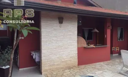 Casa a venda no Jardim Maristela, com 3 suítes, piscina infantil, churrasqueira, isolada, cozinha ampla com armários planejados!