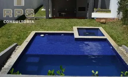 Linda casa à venda na Vila Santista em Atibaia, 03 suítes, lareira, piscina e área gourmet com churrasqueira