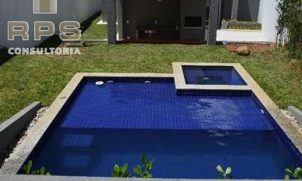 Linda casa à venda na Vila Santista em Atibaia, 03 suítes, lareira, piscina e área gourmet com churrasqueira
