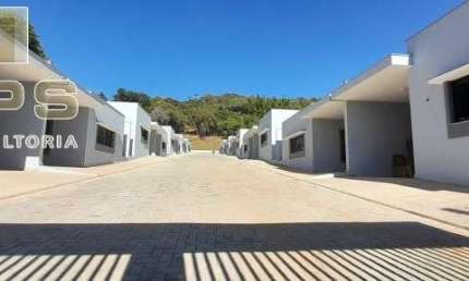 Casa térrea, pronta para morar, em condomínio fechado no bairro Usina em Atibaia, 2 quartos sendo 1 suíte, garagem para 2 carros, churrasqueira, lazer