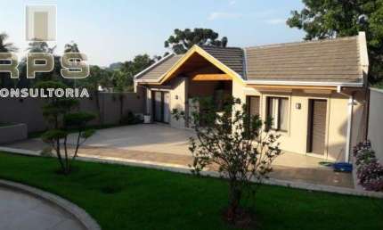 Casa dos sonhos à venda no Condomínio Palavra da Vida, em estilo americano, semi-mobiliada, 402m² construção, 4 quartos, 5 banheiros, 3 vagas