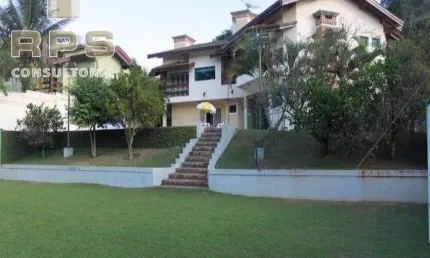 Casa em condomínio alto padrão em atibaia. com 5 suítes, 7 banheiros, 5 vagas na garagem, 3 salas amplas, área gourmet, piscina, campo de futebol