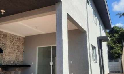 Casa à venda no Jardim Maristela em Atibaia, possui 03 dormitórios sendo 1 suíte, 2 banheiros, 2 vagas de garagem , churrasqueira e ótima localização!