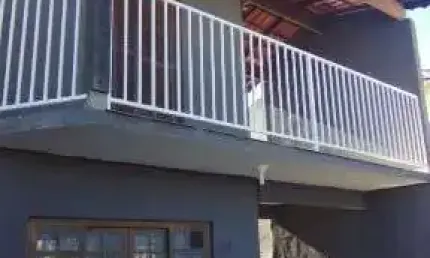 Casa a venda no bairro Nova Atibaia,  4 quartos sendo 2 suítes, 2 vagas de garagem, quintal, 182m² de área construída