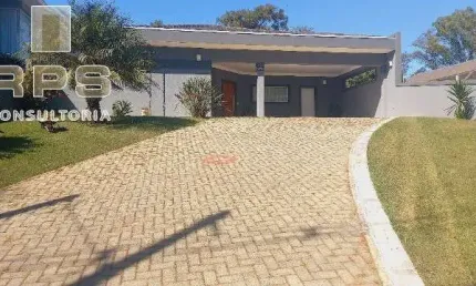 Casa totalmente térrea à venda no Condomínio Porto Atibaia, 3 quartos sendo 3 suítes, 6 banheiros, 4 vagas de garagem, lazer completo
