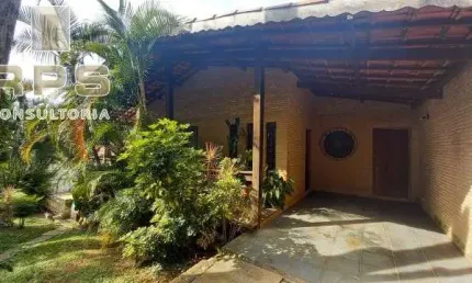 Casa para reforma ou construção de condomínio Village à venda na região da Alameda Lucas, com 1240m² de área total, vista para a Pedra Grande!