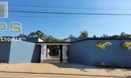 Casa térrea, pronta para morar, em residencial fechado no bairro Jardim Estância Brasil em Atibaia, com 3 quartos sendo suítes, quintal, área verde!