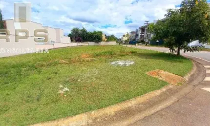 Terreno de 717m² à venda no Figueira Garden em Atibaia, excelente topografia,  lazer completo, condomínio clube e fácil acesso pela Fernão Dias
