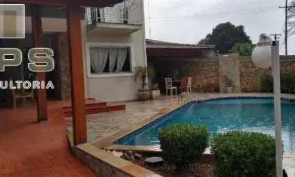 Casa na Vila Petropolis em Atibaia com 3 quartos e 7 vagas de garagem