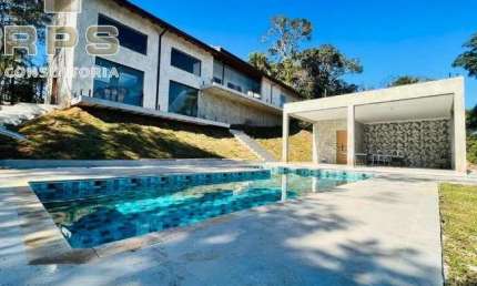 Casa de campo em condomínio de chácaras em Atibaia, com 04 suítes, piscina com hidro, área gourmet e muito verde!