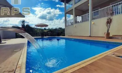 Casa de campo em condomínio de chácaras em Atibaia, com 06 suítes, piscina climatizada, área gourmet, playground, enorme varanda e muito verde!