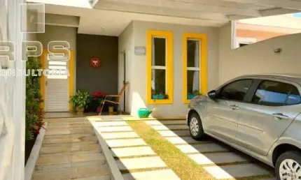 Casa térrea no jardim dos pinheiros, em atibaia, com 3 quartos sendo 1 suíte, repleta de armários planejados, amplo quintal com jardim e fácil acesso