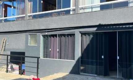 Com 04 dormitórios, sendo 01 suíte com hidromassagem, uma sala ampla em dois ambientes, cozinha integrada à área gourmet e sala de jantar
