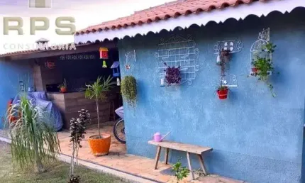 Casa térrea no Jardim dos Pinheiros em Atibaia, 2 quartos sendo 1 suíte, churrasqueira, vaga para vários carros, 459m² de terreno, 120m² construído