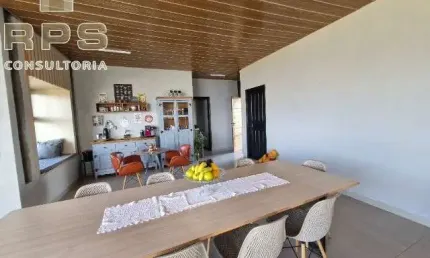 Casa térrea aos pés da Pedra Grande, com 2 suítes e mais 4 suítes em construção, academia, mini quadra de basquete