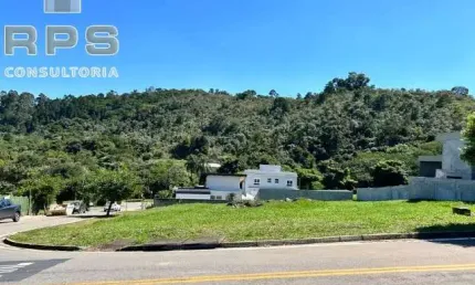 Terreno em condomínio quintas da boa vista, esquina, área de 602m², pequeno declive, vista para a cidade e para a mata