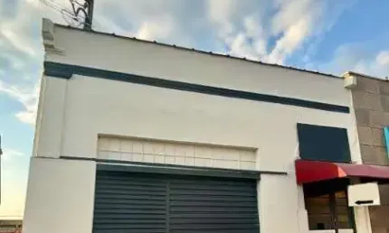 Salão comercial , localizado na principal rua do centro de atibaia , com grande movimentação de pessoas e veículos.