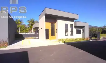 Casa térrea em condomínio fechado na região da juca peçanha,  3 quartos todos suítes uma delas com closet, quintal para lazer, aquecimento solar!