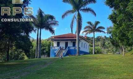 Excelente sítio com 96.800 m² , muita área verde  Casa com 4 dormitórios 03 Banheiros  02 salas estilo colonial  Cozinha com fogão a lenha e Varanda