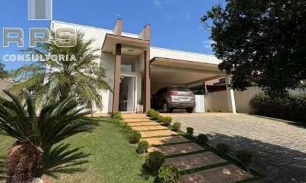 Casa térrea no Condomínio Shambala 2 com 3 suítes, sala de estar e lareira, cozinha integrada com área gourmet interna, piscina, pergolado e edícula