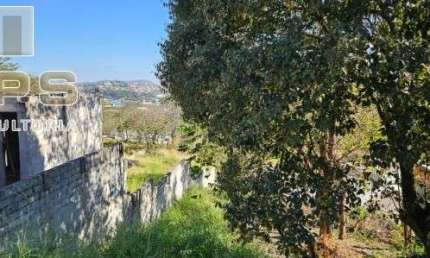 Excelente terreno com 590 m² , localizado em bairro residencial.  Próximo de escolas , padarias, supermercados, farmácias, academias .