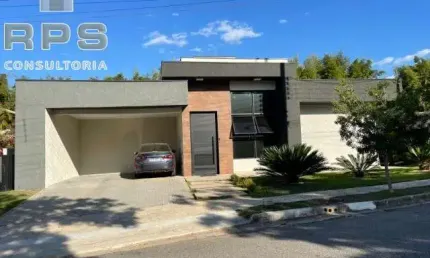 Casa térrea mobiliada no Condomínio Shambala 1 com 3 suítes, home office, cozinha com planejados, varanda gourmet com piscina em quintal amplo.