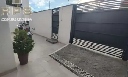 Casa Atibaia Jardim,com 03 dormitórios ,sendo 01 suite.Sala de estar e sala de jantar,Cozinha com móveis planejados. Armários nos dormitórios, piscina