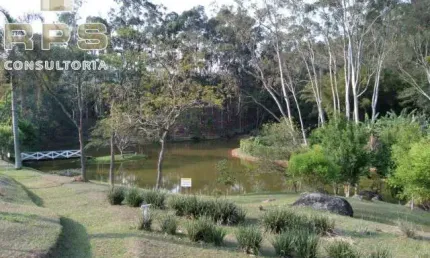 Terreno a venda no clube da montanha, com lago à frente, 1092m² de área total,  estrutura de lazer e muita natureza ao redor!