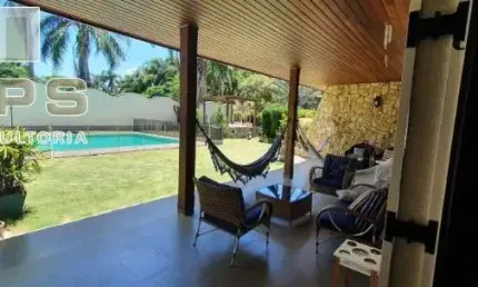 Linda casa térrea à venda ou locação . Com 05 suites ( 01 suite master com closet  + 04 suites que compartilham 02 banheiros (demi-suítes )