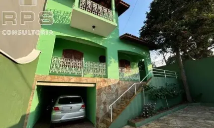 Casa alto padrão no centro de Jarinu, 3 dormitórios sendo uma suíte com banheira e varanda, escritório, sala com bar, área de lazer completa