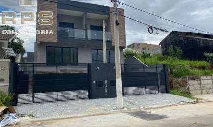 Casa com 03 suítes, sendo 01 master com Varanda e chuveiro duplo e Closet. Cozinha, Sala integrada com área Gourmet e jardim de inverno .