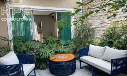 Casa na vila petrópolis com 03 suites, 02 salas ,cozinha, lavanderia, garagem fechada para 02 carros ,piscina aquecida ,área gourmet com churrasqueira