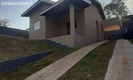 Mini chácara térrea em Jarinu com 2 quartos, sendo uma suíte, terreno amplo e gramado, lavanderia e garagem coberta, sala e cozinha integradas.